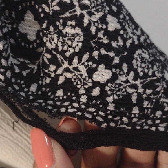 LAST CHANCE - Off-White and Black Viscose Creped Shawl/Wrap - Picture 4 of 6